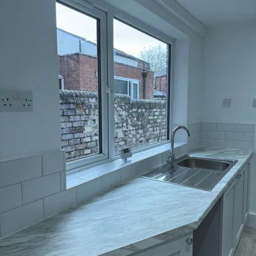 Kitchen with marble-effect worktop and stainless steel sink
